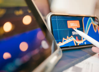 Belegger actief op diverse markten die Bitcoin-, Ethereum- en forex-opties bestudeert